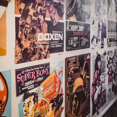 Poster mit Comic Bildern Eine Wand mit Postern.