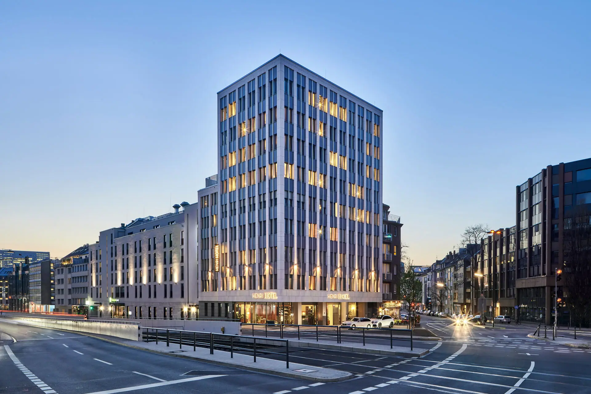 HENRI Hotel Düsseldorf Beleuchtetes Gebäude in städtischer Umgebung bei Nacht