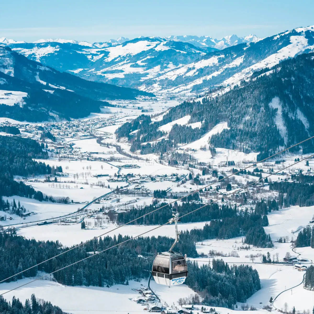 Kitzbühel im Winter Seilbahn im Schnee