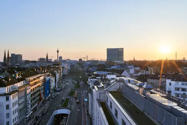 Düsseldorf Stadtansicht mit Gebäuden und einem Turm im Hintergrund bei Tageslicht.