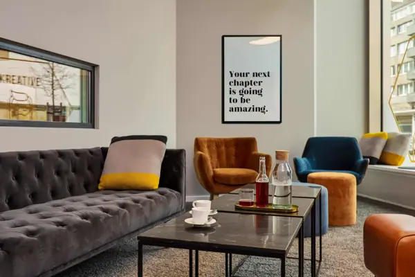 Beehive Düsseldorf Ein Raum mit einem Sofa und einem Couchtisch.