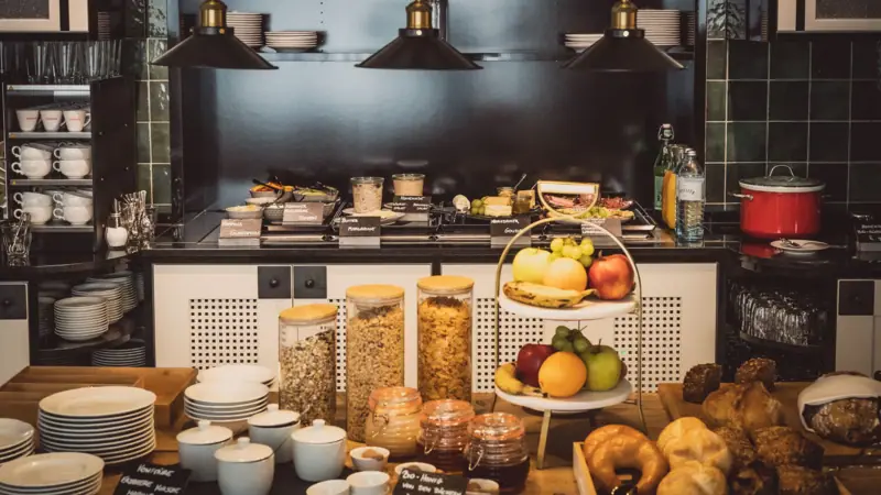 Frühstück im HENRI Wien Küche mit Essen auf der Theke