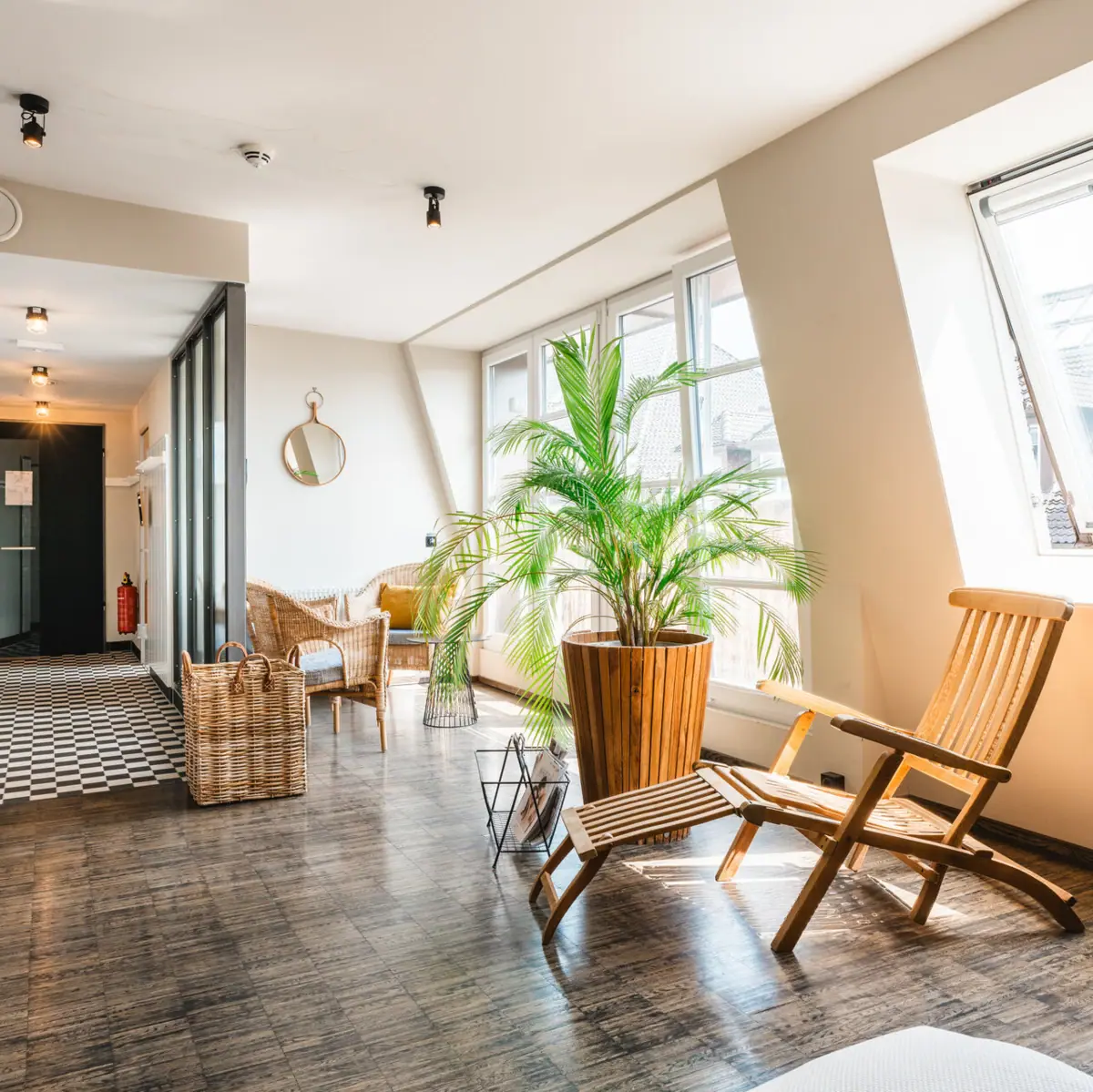 Wellnessbereich im HENRI Hotel Hamburg Ein Raum mit Liegestuhl und einer Pflanze.