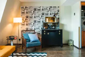 Kaffee- und Teestation in Suite Sessel neben einem Schrank in einer Suite.