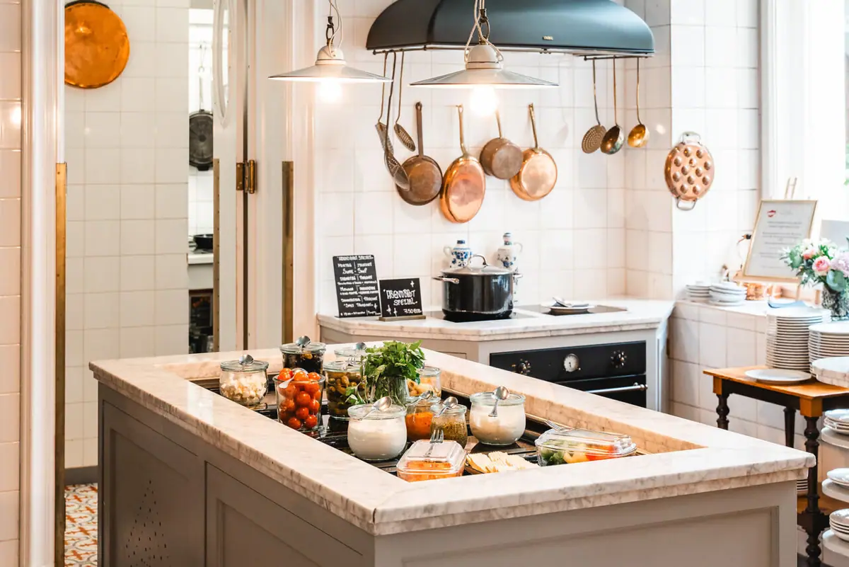 HENRI Abendbrot Eine Küche mit einer großen Insel, auf der Essen liegt.