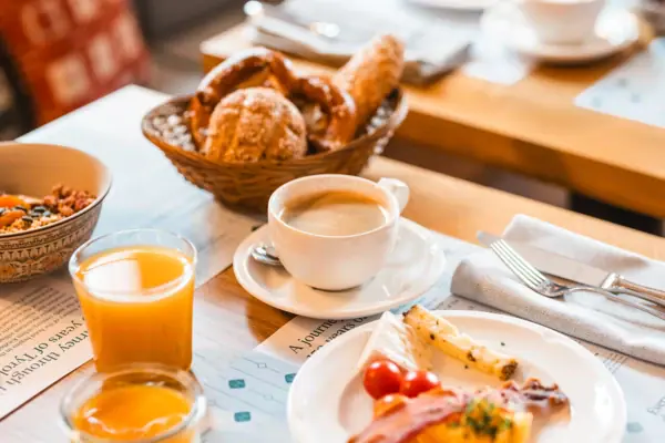 Frühstück Ein Tisch mit verschiedenen Speisen.