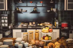 Frühstücksbuffet Küche mit Lebensmitteln auf der Arbeitsplatte