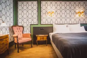 Zimmeransicht Bett und Stuhl in einem Zimmer