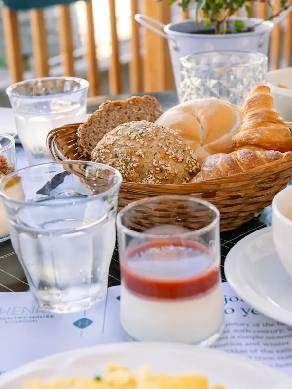 Frühstück Ein Tisch mit Speisen und Getränken darauf.