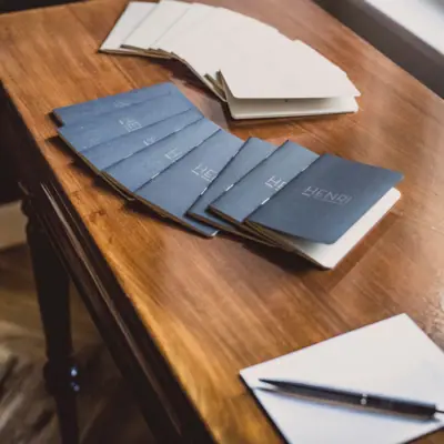 HENRI Berlin Notizblöcke Eine Gruppe von schwarz-weißen Papieren auf einem Tisch