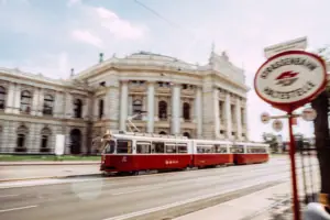 Straßenbahn Wien Ein rot-weißer Straßenbahnwagen auf einer Straße.