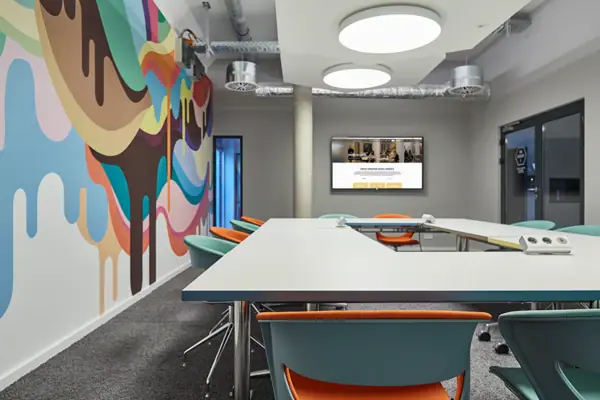 Büroräume in Düsseldorf Ein Raum mit einem großen Tisch und Stühlen.