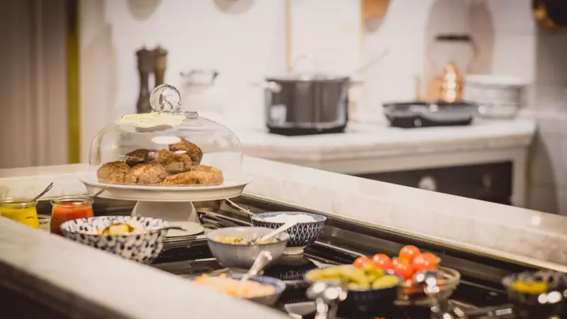 HENRI Berlin Abendbrot Ein Tresen mit Essen darauf.