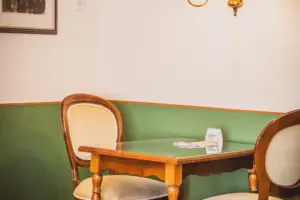 Sitzecke Ein Tisch und Stühle in einem Raum.