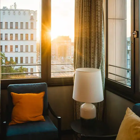 Aussicht Ein Zimmer mit einer Lampe und einem Stuhl.