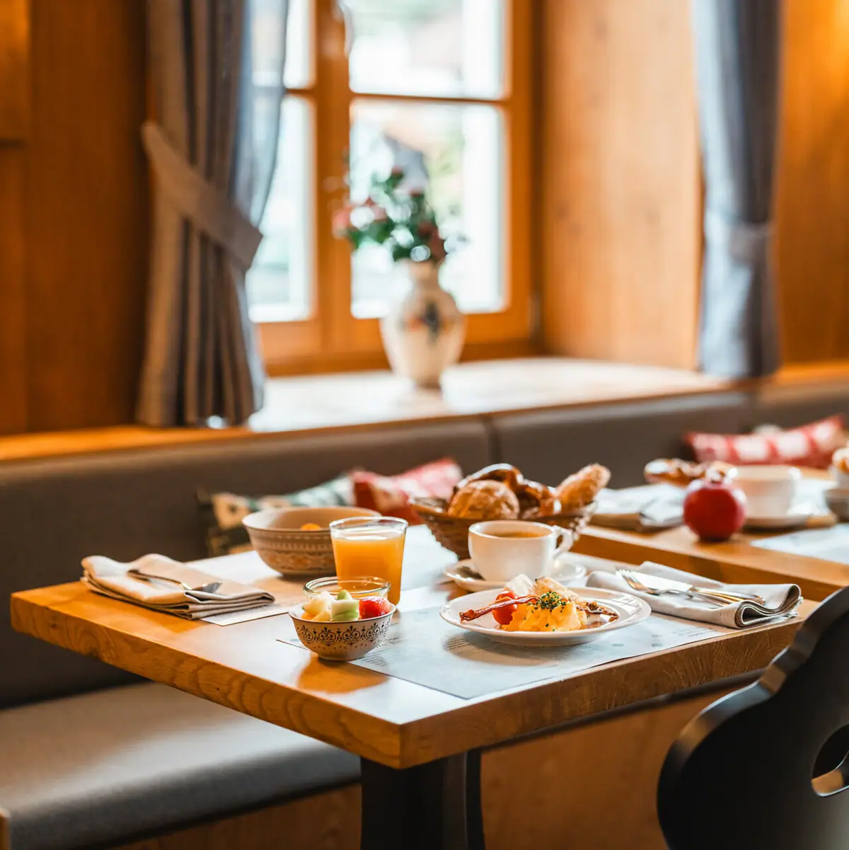 Frühstück im HENRI Kitzbühel Ein Tisch mit Frühstück darauf.