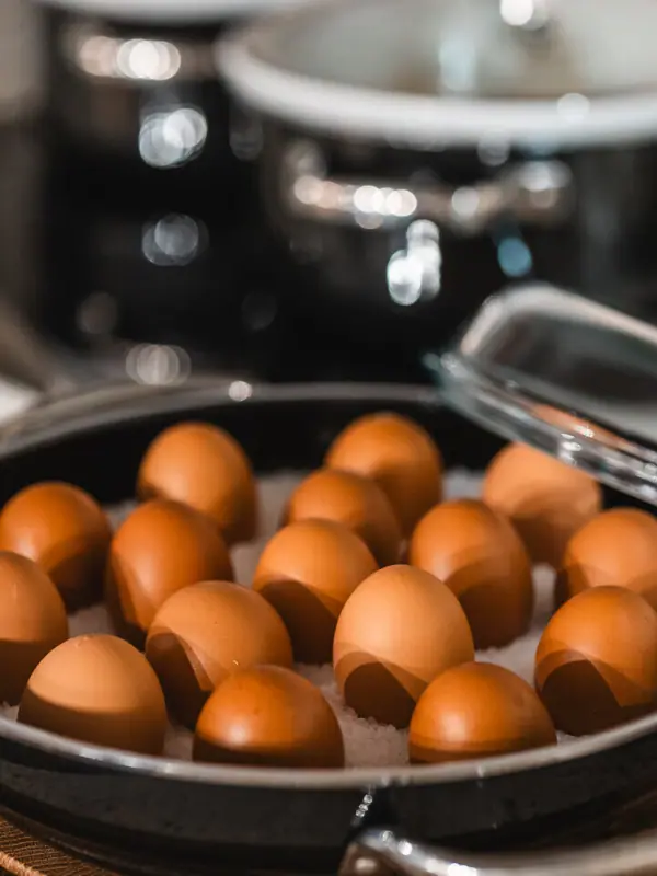 Eier Eine Pfanne mit Eiern darauf.