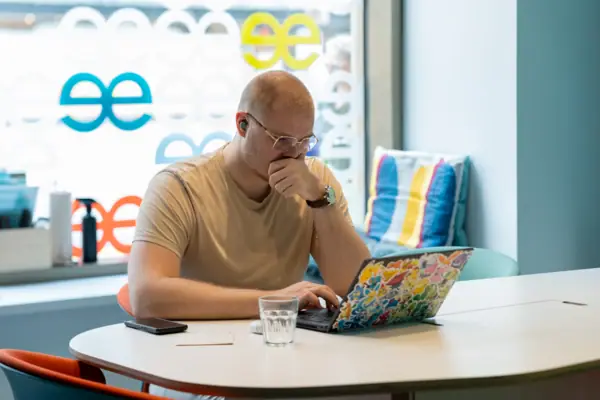 Mann beim Arbeiten Ein Mann sitzt an einem Tisch und stützt sein Gesicht mit der Hand.