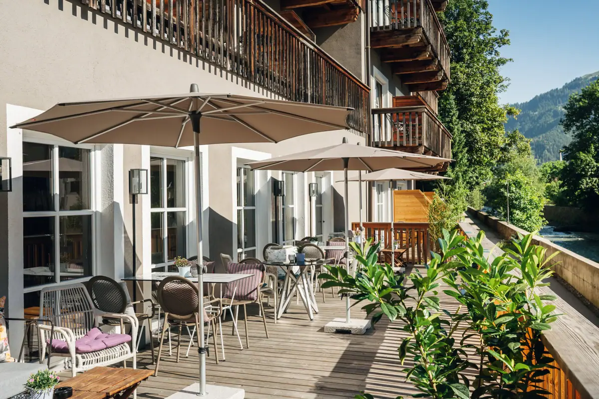 Terrasse Eine Terrasse mit Stühlen und Sonnenschirmen auf einem Deck.