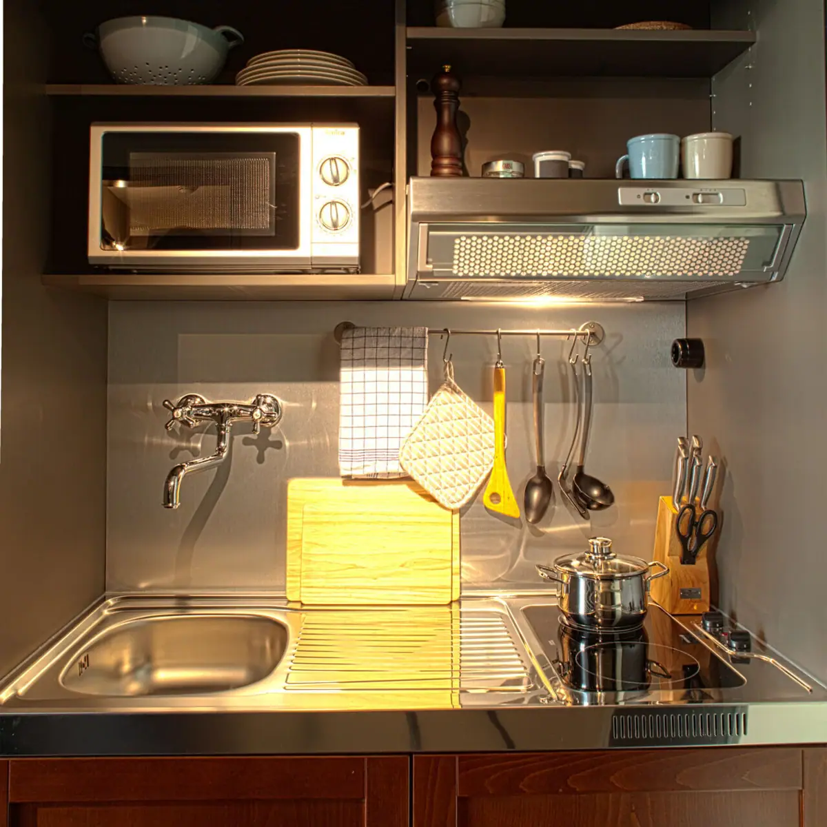 Kitchenette Kleine Kücheninsel mit Spüle, zwei Kochfeldern und Mikrowelle