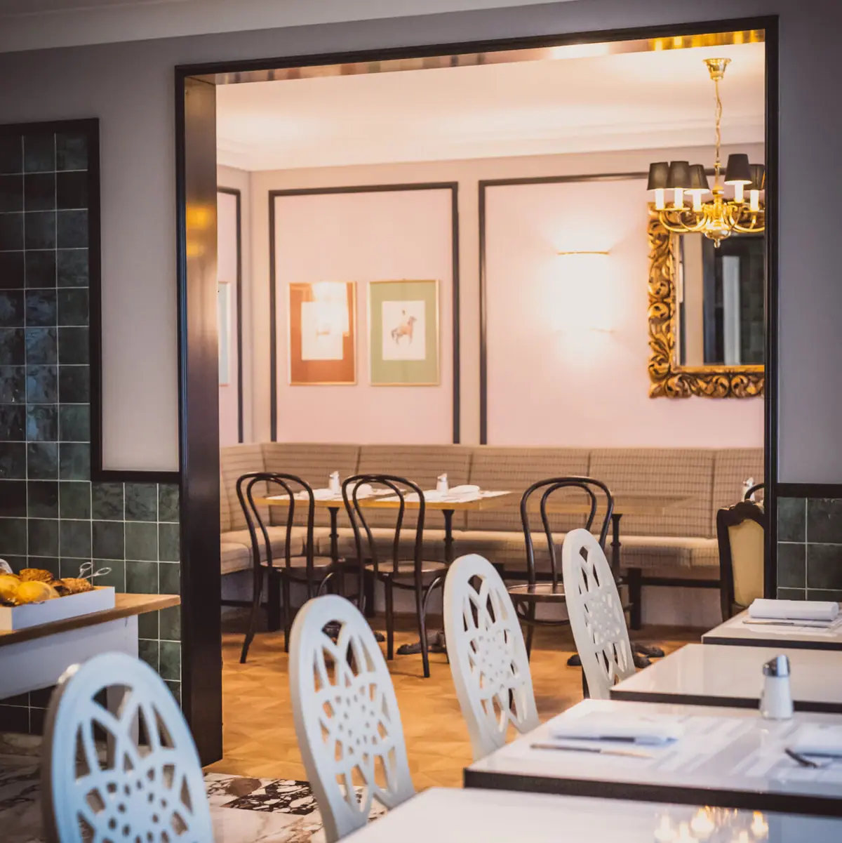 HENRI Wien Hausküche Ein Raum mit Tischen und Stühlen.