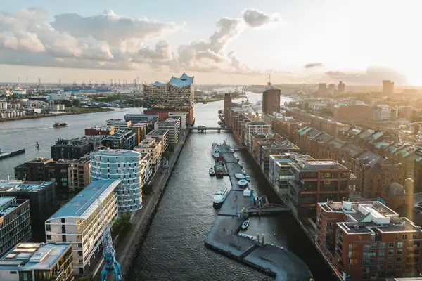 Hamburg von oben Ein Fluss mit Booten darauf.