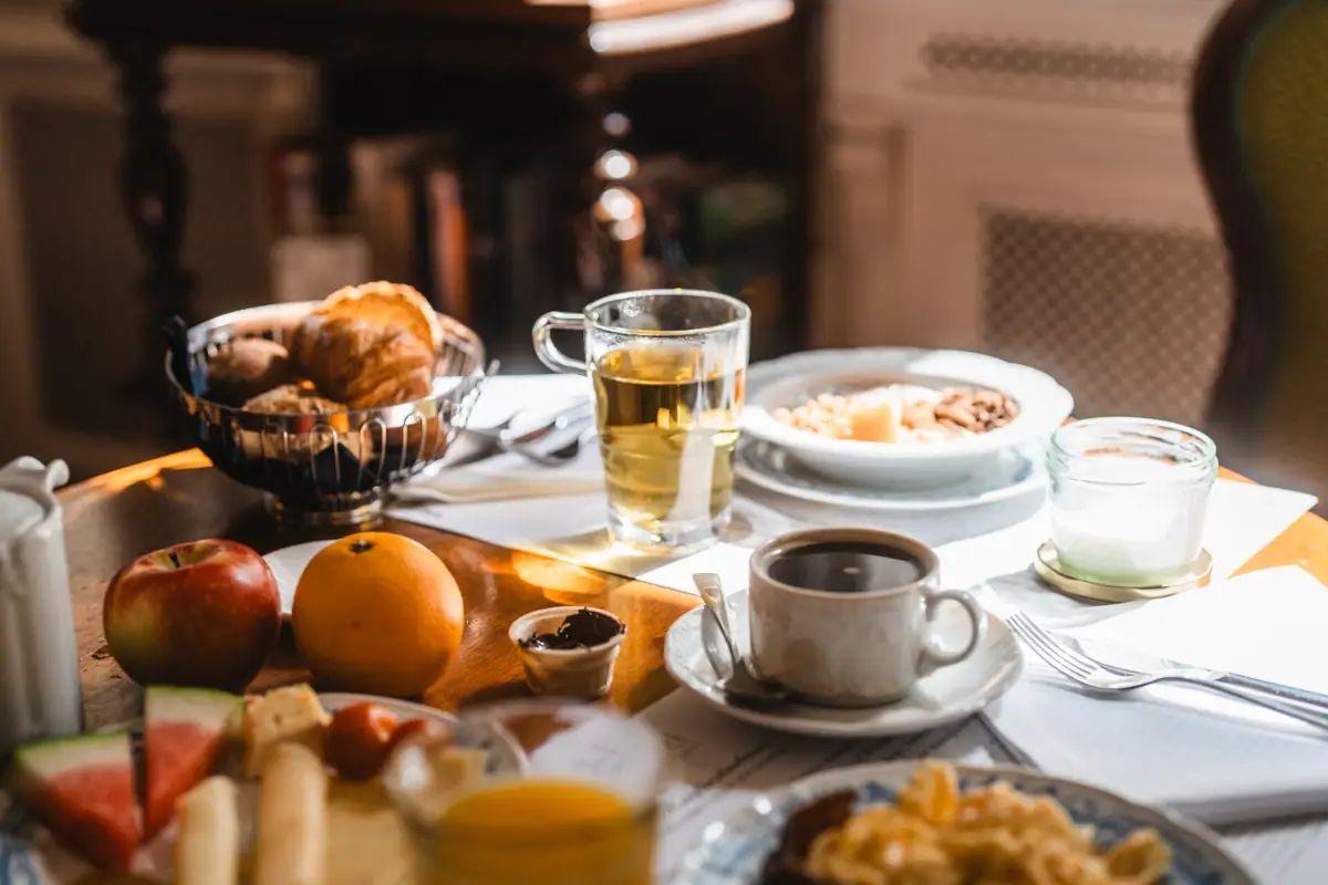 HENRI Berlin Frühstück Ein Tisch mit Speisen und Getränken.