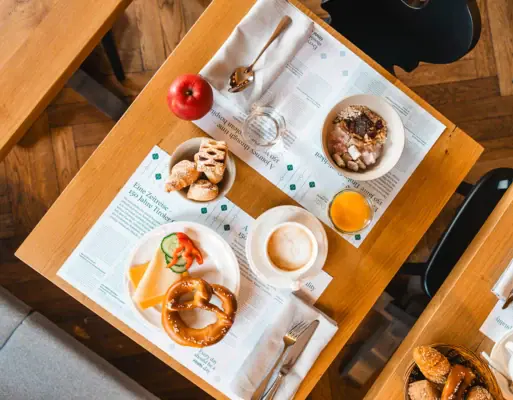 Frühstück Ein Tisch mit verschiedenen Speisen darauf.