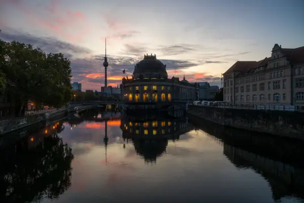 HENRI Berlin Museumsinsel Weitwineklige Aufnahme der Berliner Museumsinsel bei Abenddämmerung.