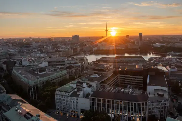 HENRI Hamburg Drone Sonnenuntergang über einer Hamburg mit Wolken am Himmel