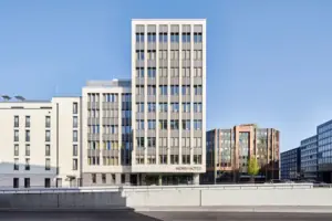 HENRI Düsseldorf Gebäude mit vielen Fenstern