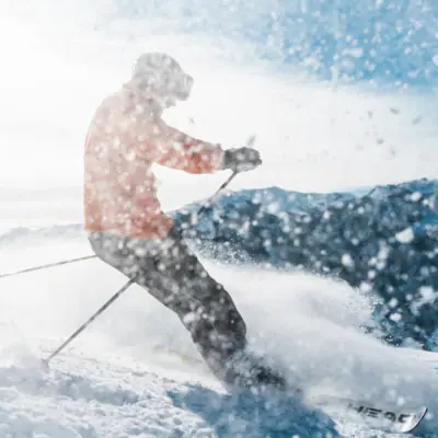 Eine Person fährt auf Skiern einen Hang hinunter.