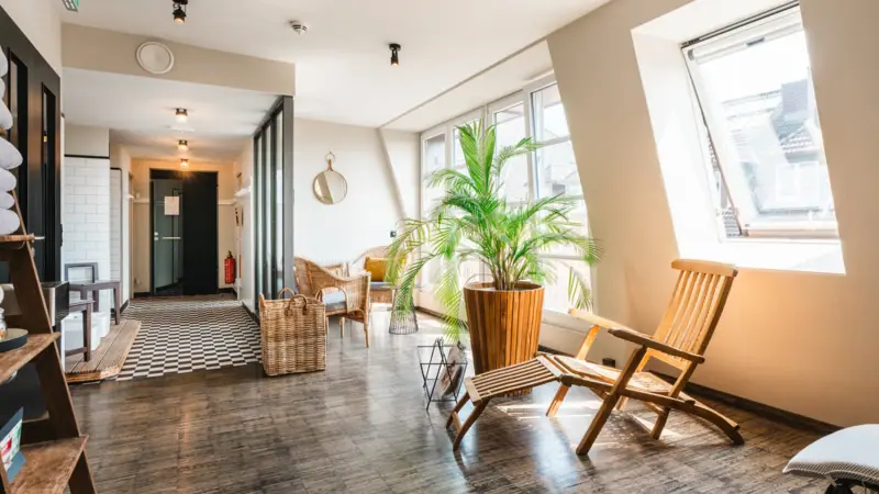 Wellnessbereich im HENRI Hotel Hamburg Wellnessbereich mit Korbstühlen, Liegestuhl und Palme