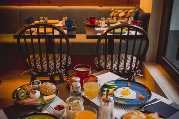 HENRI Düsseldorf Ein Tisch mit Tellern voller Speisen und Getränken.