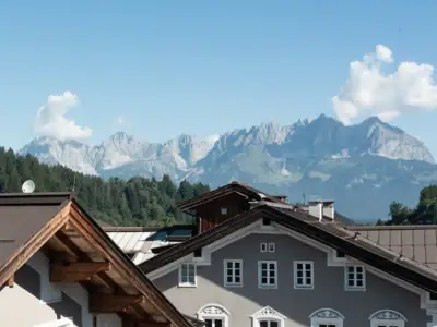 Ab 84 € pro Person im Doppelzimmer mit Frühstück & Nachmittagsjause Fluss mit Booten und Gebäuden, umgeben von Wolken und Himmel.