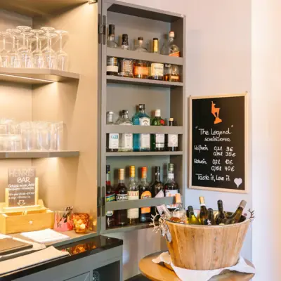 Bar Ein Regal mit Flaschen Alkohol.