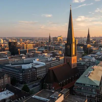 Hamburg von oben Stadtansicht mit hohem Kirchturm im Vordergrund.