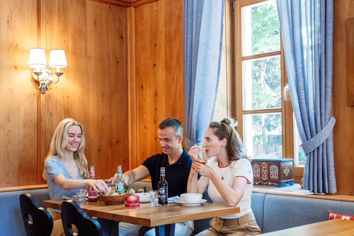 Beisammensein Eine Gruppe von Menschen sitzt an einem Tisch.