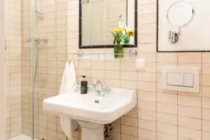 Badezimmer Badezimmer mit Spiegel und Waschbecken