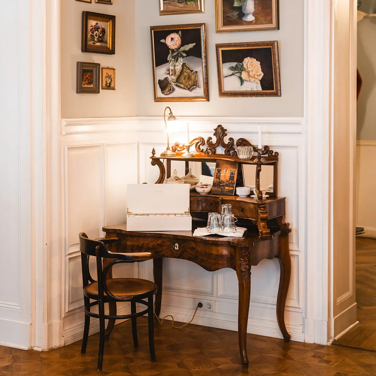 HENRI Berlin Sekretär Schreibtisch und Stuhl in einem Raum.