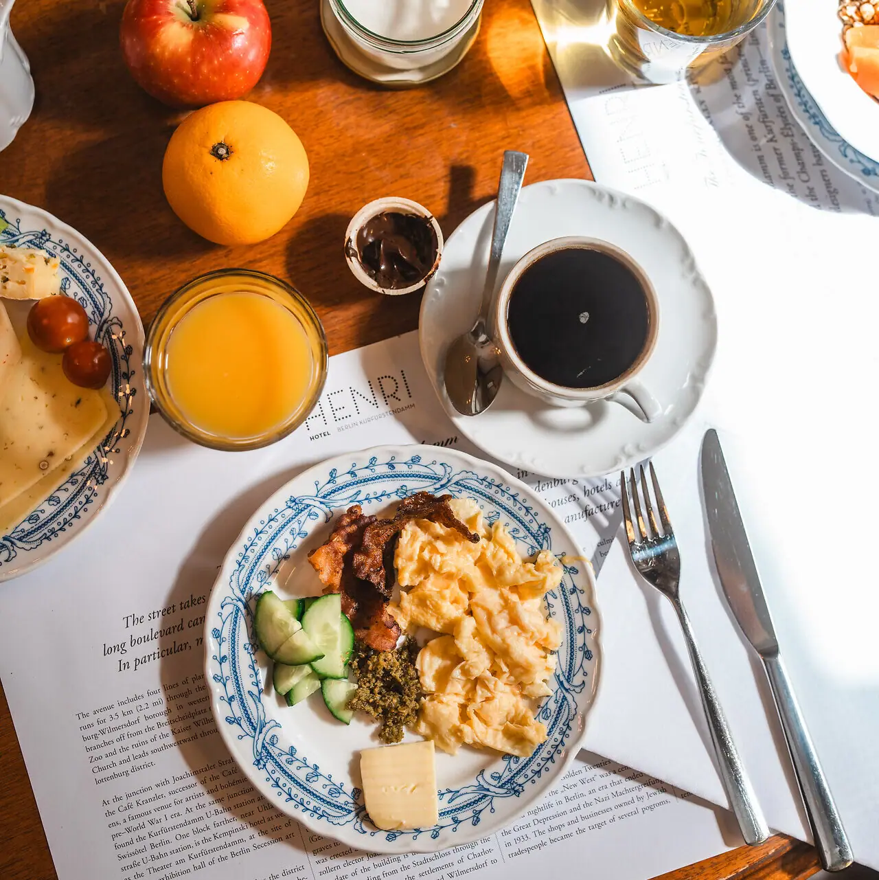 Leckeres HENRI Frühstück Ein Tisch mit Speisen und Getränken.