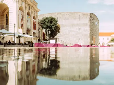 HENRI goes museum next door! Freuen Sie sich auf einen Besuch im Leopold Museum und lernen Sie die große Kunstwelt Österreichs kennen.Inkl. Frühstück in der HauskücheInkl. Eintrittskarte für das Leopold Museum im MuseumsQuartierinkl. ein Glas Prosecco oder ein Softdrink pro Person zur Begrüßung