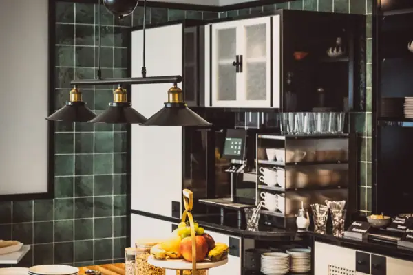 Hausküche Eine Küche mit einer Vielzahl von Gerichten auf der Arbeitsplatte.