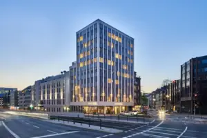 HENRI Hotel Düsseldorf Beleuchtetes Gebäude in städtischer Umgebung bei Nacht