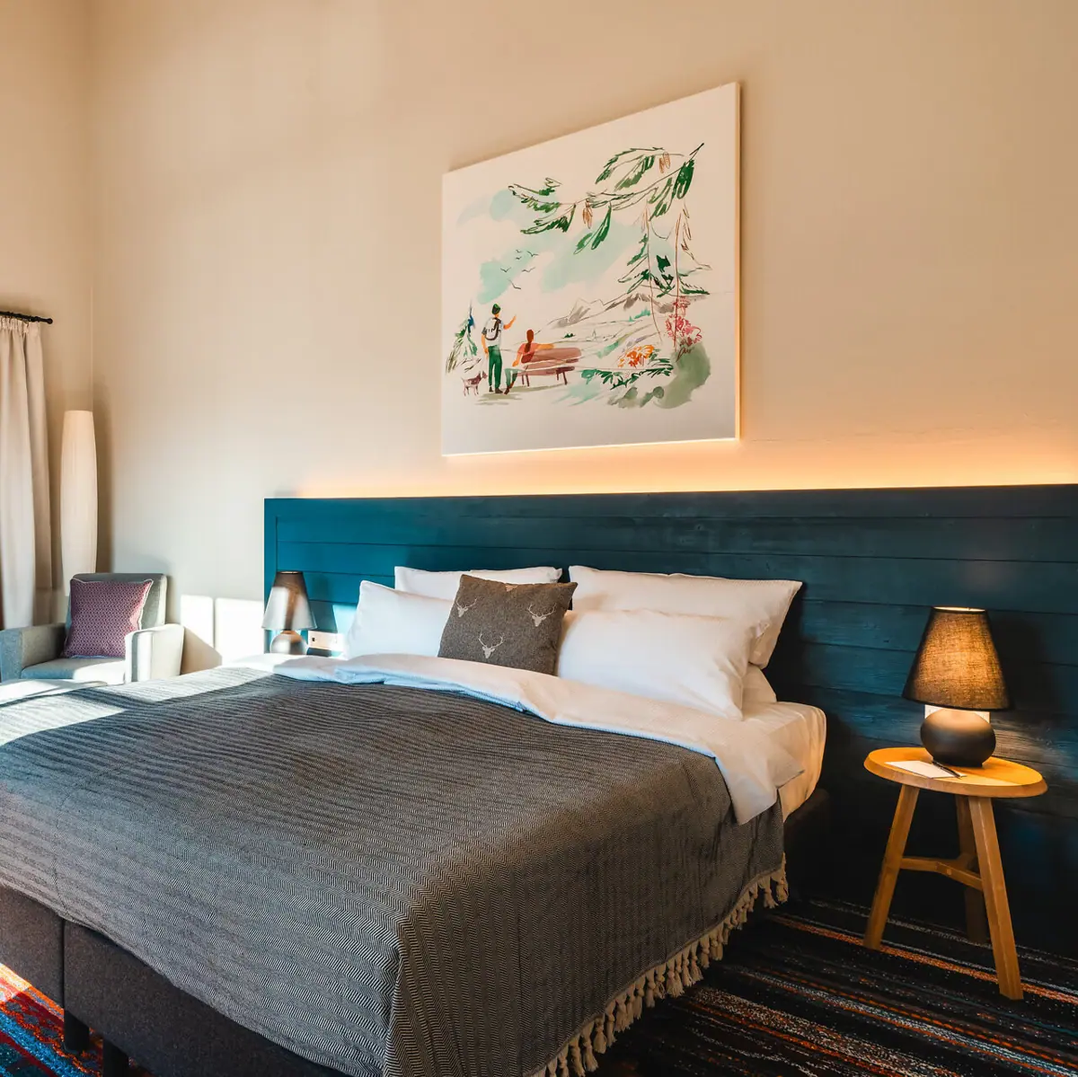 Bett Bett in einem stilvoll eingerichteten Schlafzimmer mit Kissen und Bettwäsche.