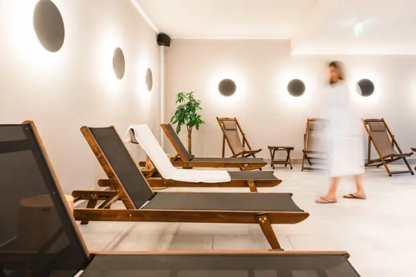 HENRI Kitzbühel Liegen Eine Gruppe von Stühlen in einem Raum.