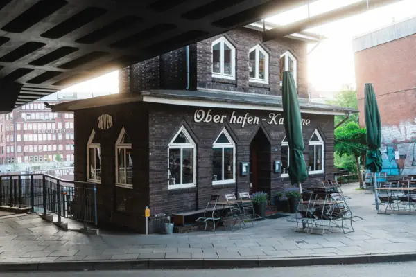 Oberhafen-Kantine Ein Gebäude mit einem Schild darauf.