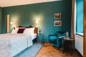 Schlafzimmer Schlafzimmer mit Bett und Sessel