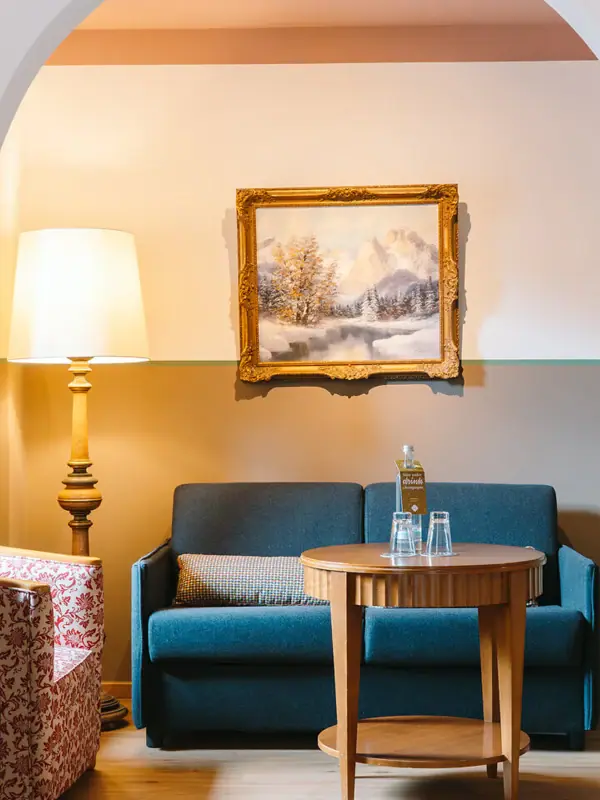 Wohnbereich Hotelzimmer Ein Zimmer mit einem Sofa und einem Couchtisch.