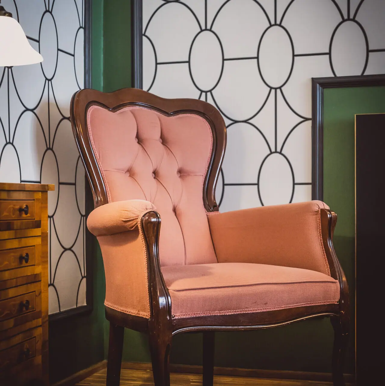 Sessel Ein pinker Sessel in einem Raum.